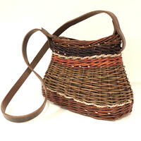 Small oval based woven willow handbag in colourful Warwickshire Willow with a dark brown leather shoulder strap.  Made by Clare Shilvock (L:30cm x W:14cm x H:20cm)