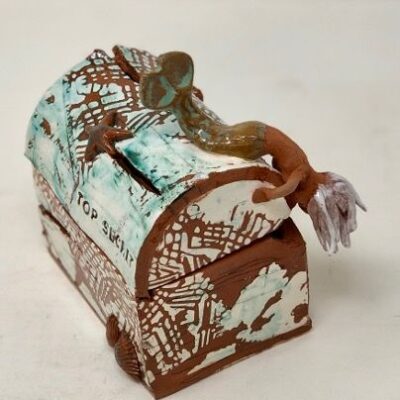 Nosy mermaid lidded chest £60